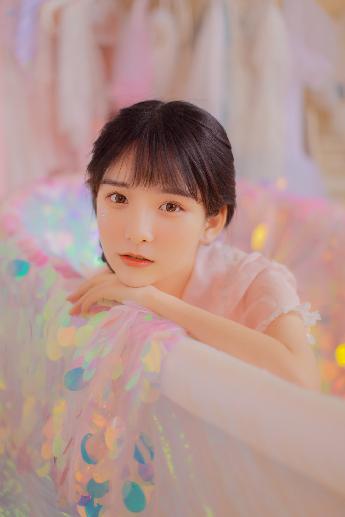 高冷校花坐三角架挨打的作文内容